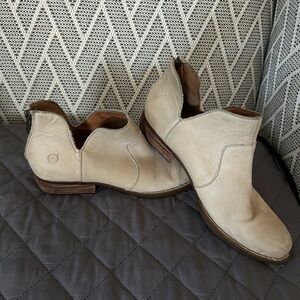 Born Size 7M Kerri Booties